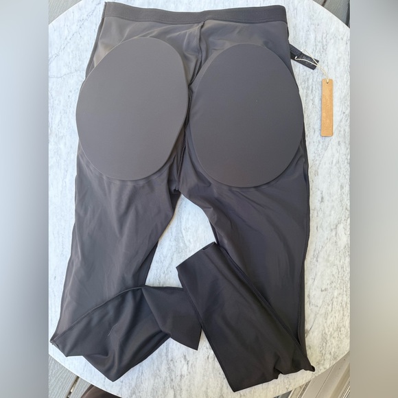 SKIMS Body Butt Enhancing Padded Pants - Picture 2 of 6